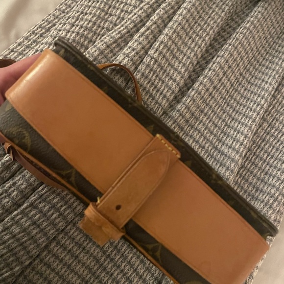 Louis Vuitton - Picture 5 of 15